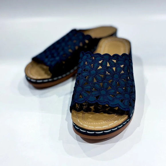 Beige sandals with navy floral  lace - Picture 3 of 8